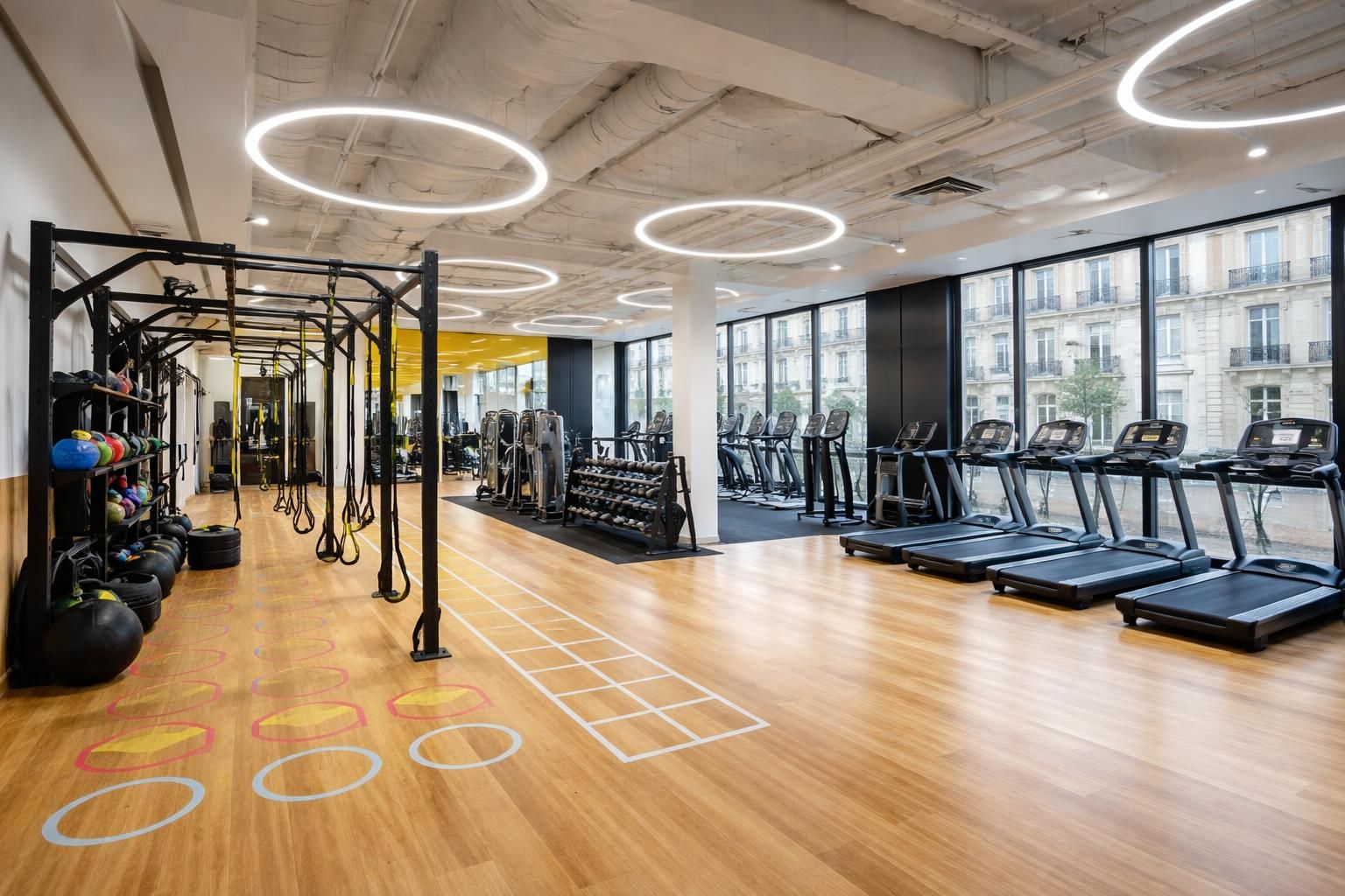 rénover votre salle de sport à paris avec du parquet sportif de qualité supérieure tarkett ou gerflor pour allier performance, durabilité et esthétisme.
